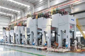 The view of the global engineering machinery industry has both advantages and disadvantages